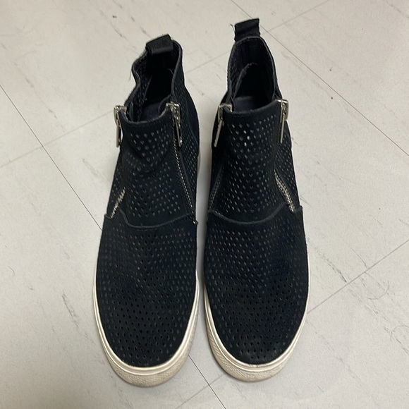 Steven Madden Wedgie-P Black Suede Zip Up Sneakers Size 8.5 - Picture 2 of 9